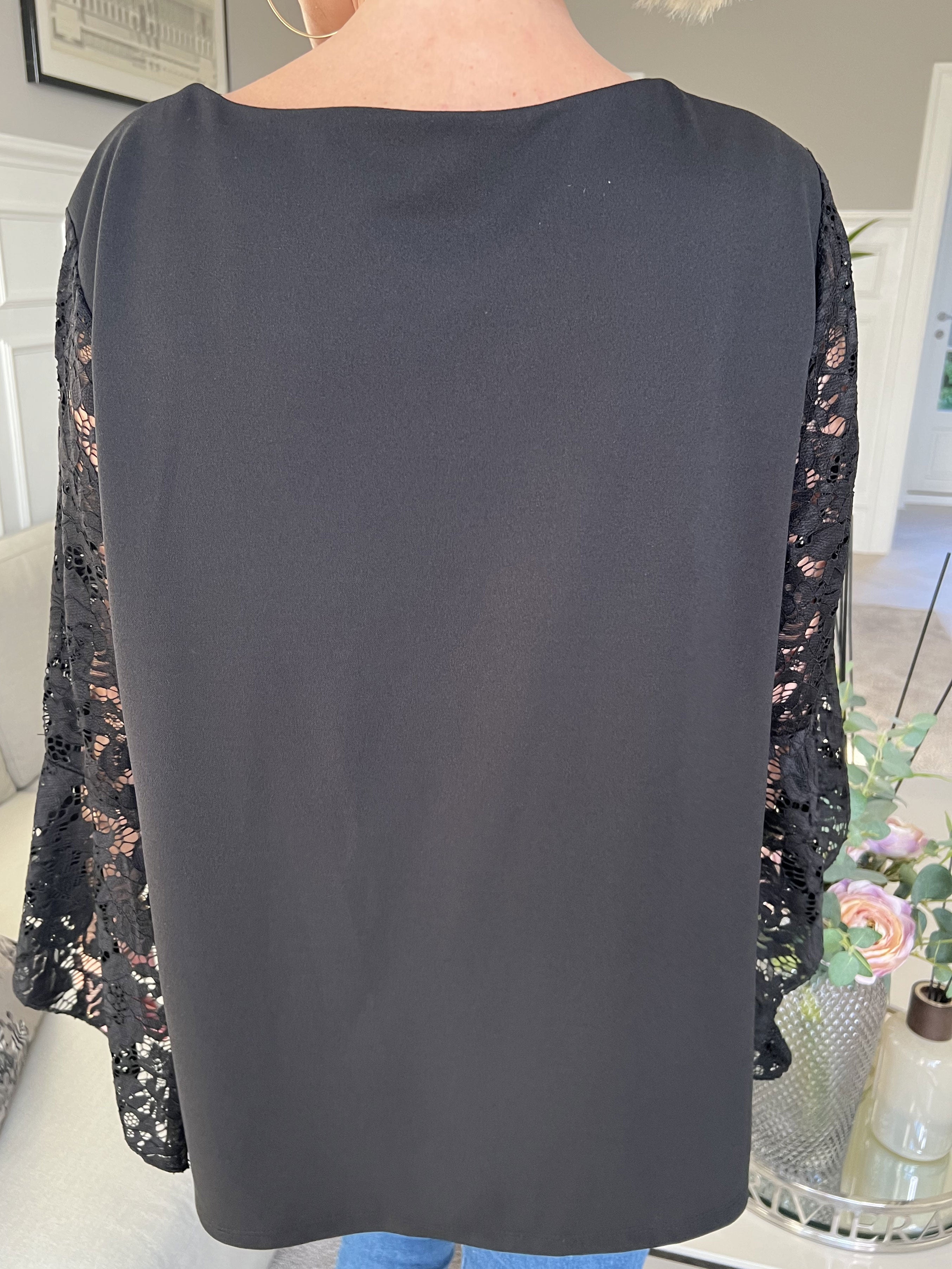 Nesia - Feminin bluse med fine blondeærmer